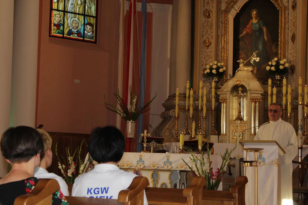 Uroczystość Matki Bożej Cieleckiej w parafii św. Małgorzaty w Cielczy z zawierzeniem KGW z gminy Jarocin