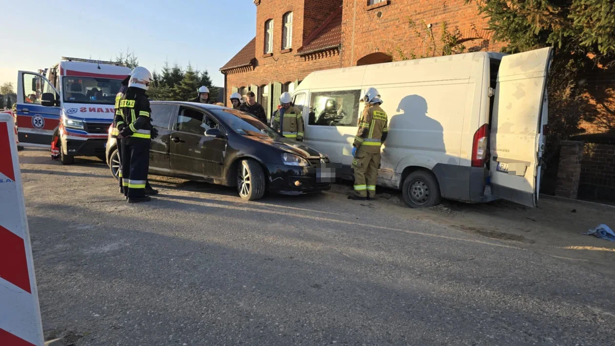 Volkswagenem uderzył w auto stojące na poboczu drogi w Goli - Zdjęcie główne