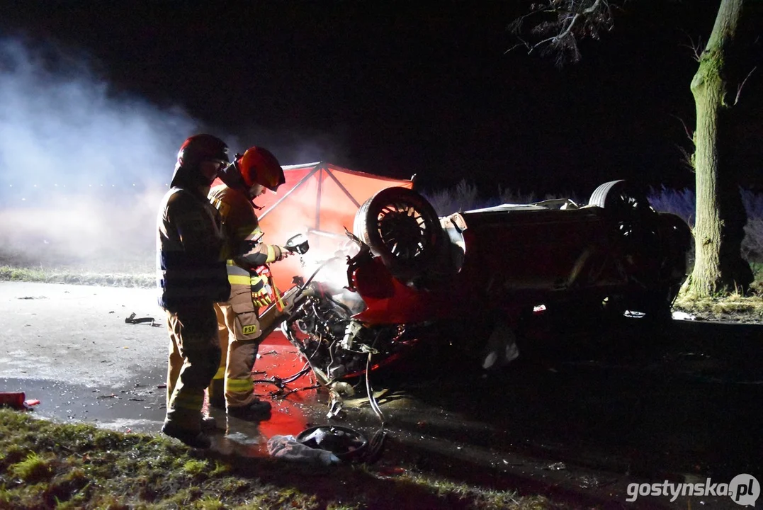 Tragiczny wypadek w Maciejewie. 26-latek zginął na miejscu po zderzeniu z drzewem