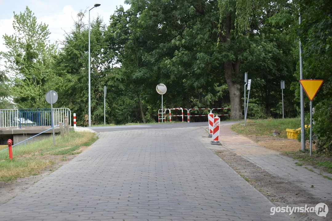 Kierowcy łamią zakaz wjazdu na most przy ul. Dworcowej w Piaskach