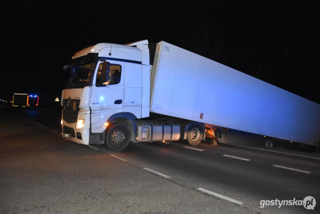 Samochód ciężarowy zablokował drogę DW434 z Gostynia do Poznania