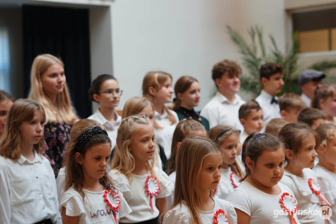 Patriotycznie w Szkole Podstawowej z Oddziałami Integracyjnymi im. M. Kopernika w Piaskach