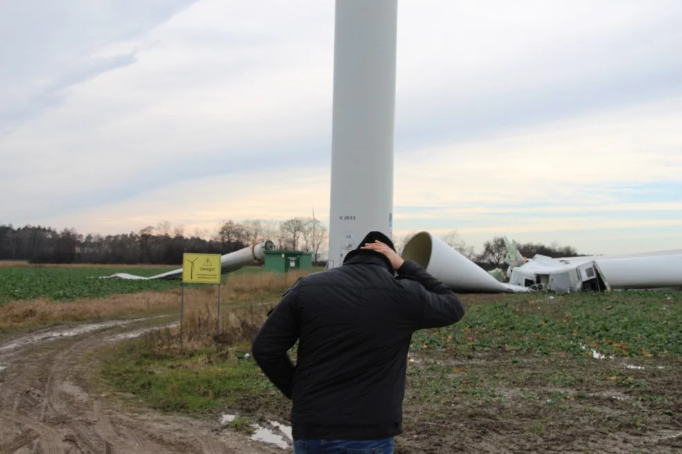 Złamany wiatrak w Korzkwach. „Wieczorem jeszcze stał” [FOTO, WIDEO] - Zdjęcie główne