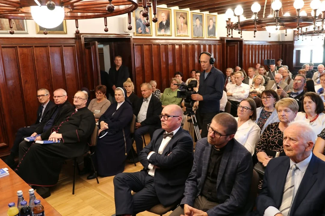 W ratuszu zaprezentowano książkę o pleszewskich kapłanach z Dachau