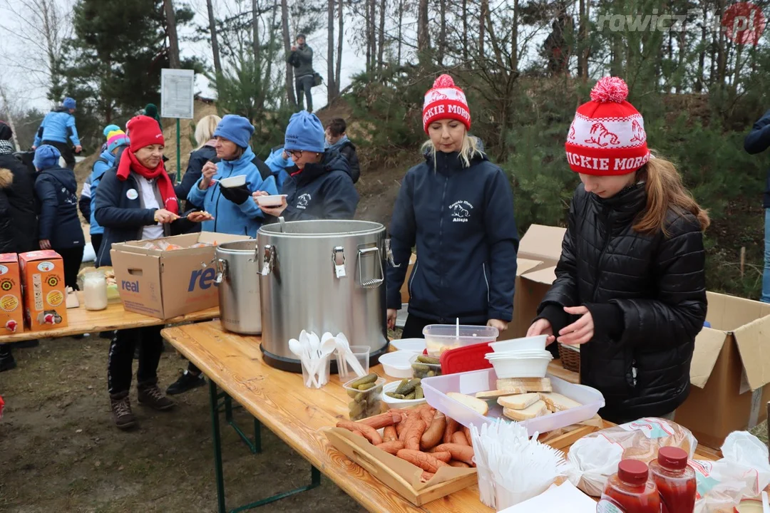 31. Finał WOŚP w Rawiczu. Na poligonie morsy wskoczyły do wody