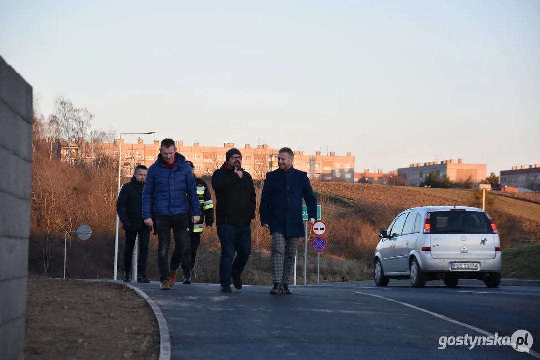 Otwarcie nowej drogi w Gostyniu - spacer samorządowców i mieszkańców