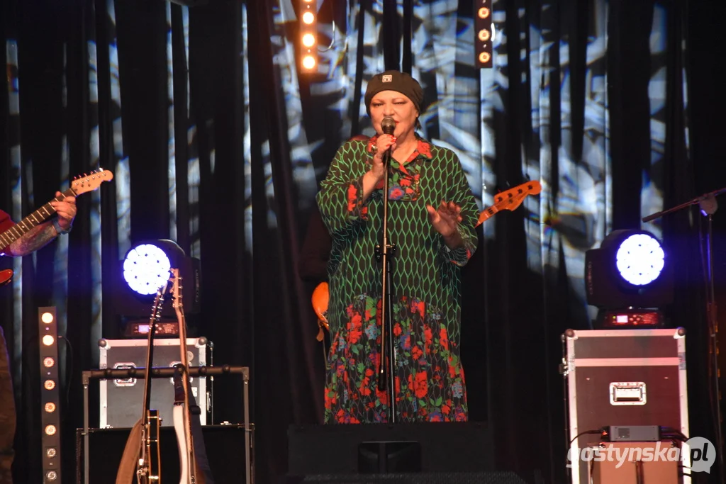 Gostyń. Koncert Grażyny Łobaszewskiej na scenie GOK Hutnik