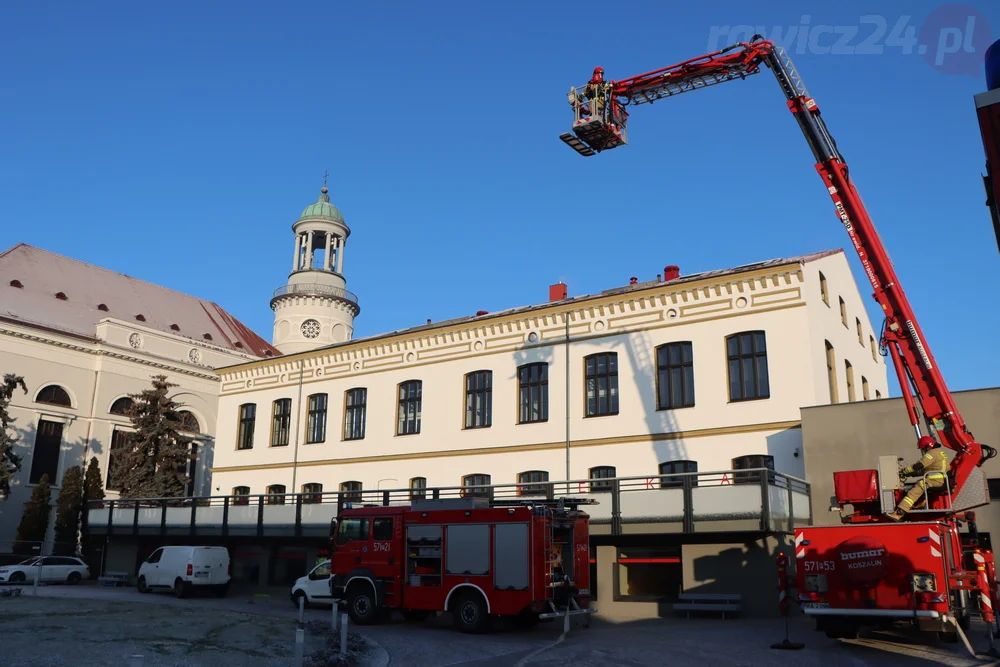 Ćwiczenia strażaków w rawickiej multibibliotece