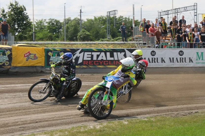 Derby Wielkopolski na stadionie im. Floriana Kapały. Ekipa z Piły ponownie lepsza [ZDJĘCIA] - Zdjęcie główne