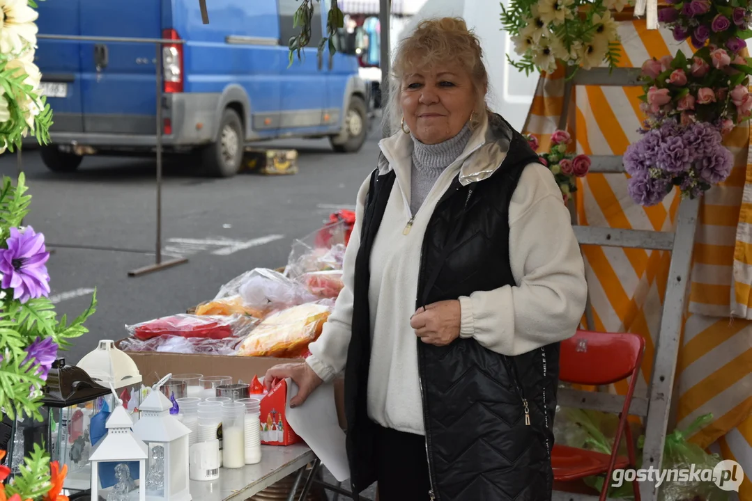 Ceny zniczy, stroików i wiązanek na targowisku miejskim w Gostyniu