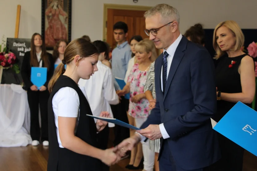 Absolwenci szkół podstawowych odebrali w Pleszewie listy gratulacyjne