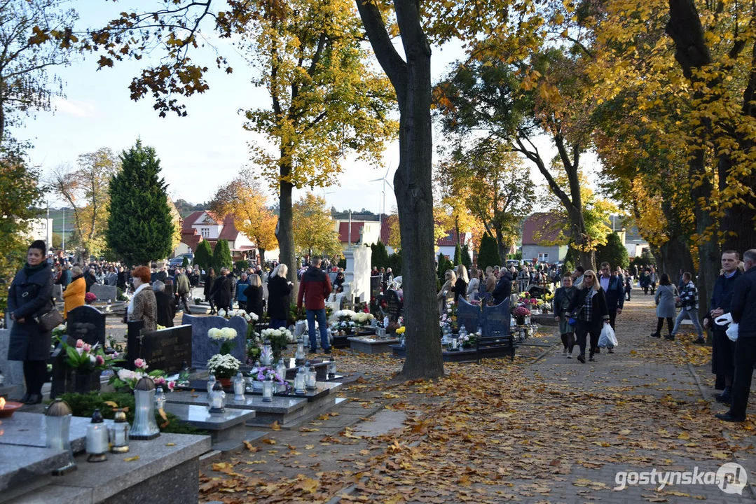 Wszystkich Świętych 2023 w Gostyniu. Znicze i kwiaty na nagrobkach - jak wyglądają cmentarze