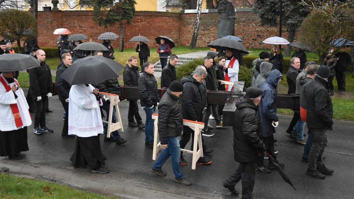 Krzyż waży 400 kilogramów. Podczas Miejskiej Drogi Krzyżowej w Gostyniu dźwigali go rzemieślnicy - Zdjęcie główne