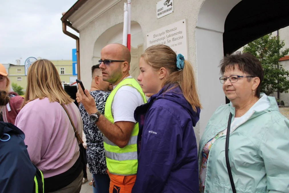 Grupa biało-zielona w drodze z Jarocina na Jasną Górę