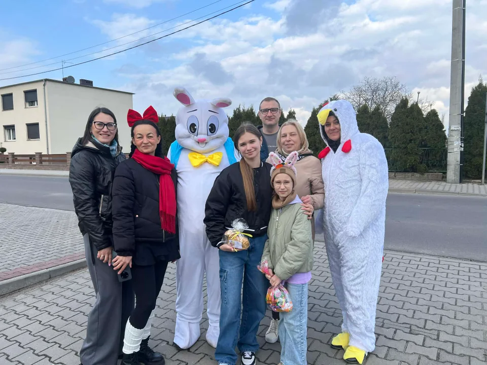 Wielkanocny korowód na ulicach Fabianowa. Zając odwiedził dzieci i mieszkanki DPS! [ZDJĘCIA]