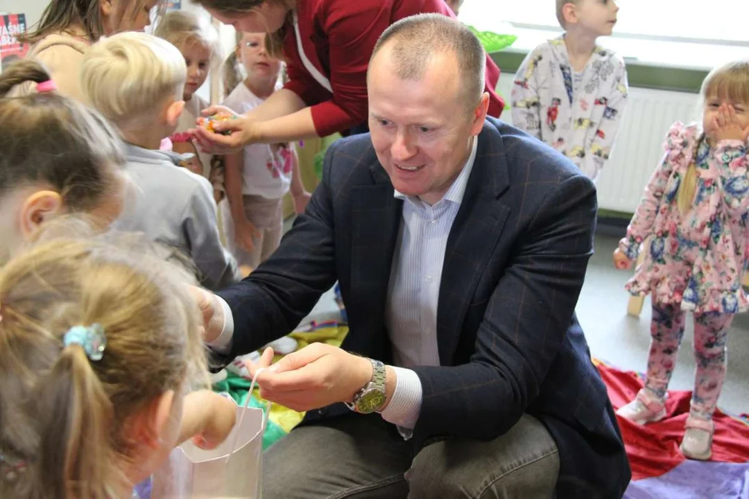 Starosta Mariusz Stolecki czytał książkę przedszkolakom