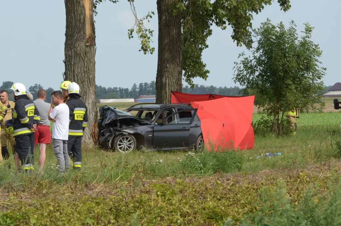 Tragedia w sąsiednim powiecie. Policjanci w BMW znaleźli dwie osoby. 27-latek nie żyje - Zdjęcie główne