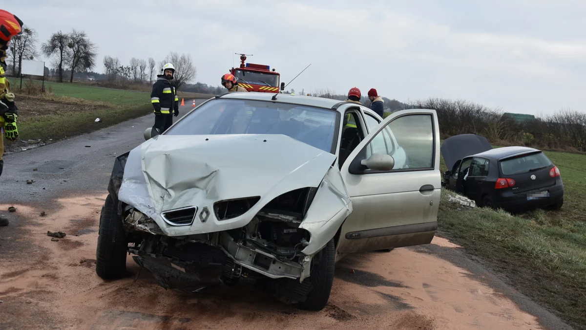Czołowe zderzenie dwóch samochodów na trasie Piaski - Pogorzela