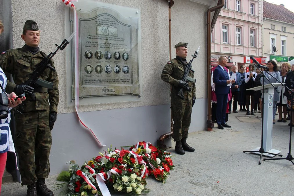 Jarocin. Odsłonięcie tablicy poświęconej kolporterom gazety konspiracyjnej "Dla Ciebie, Polsko" i koncert patriotyczny w JOK-u