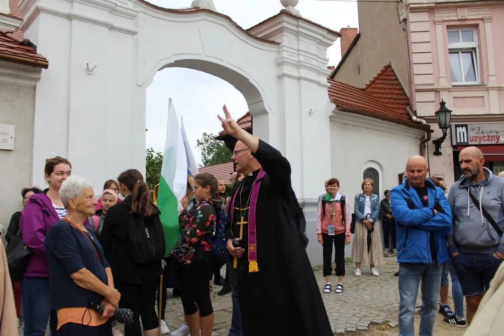 Grupa biało-zielona w drodze z Jarocina na Jasną Górę