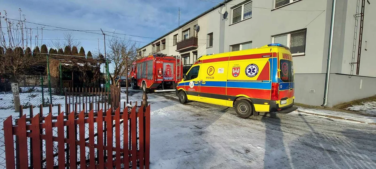 Akcja służb w Dobrzycy.  Sąsiad ruszył na pomoc nieprzytomnej kobiecie - Zdjęcie główne