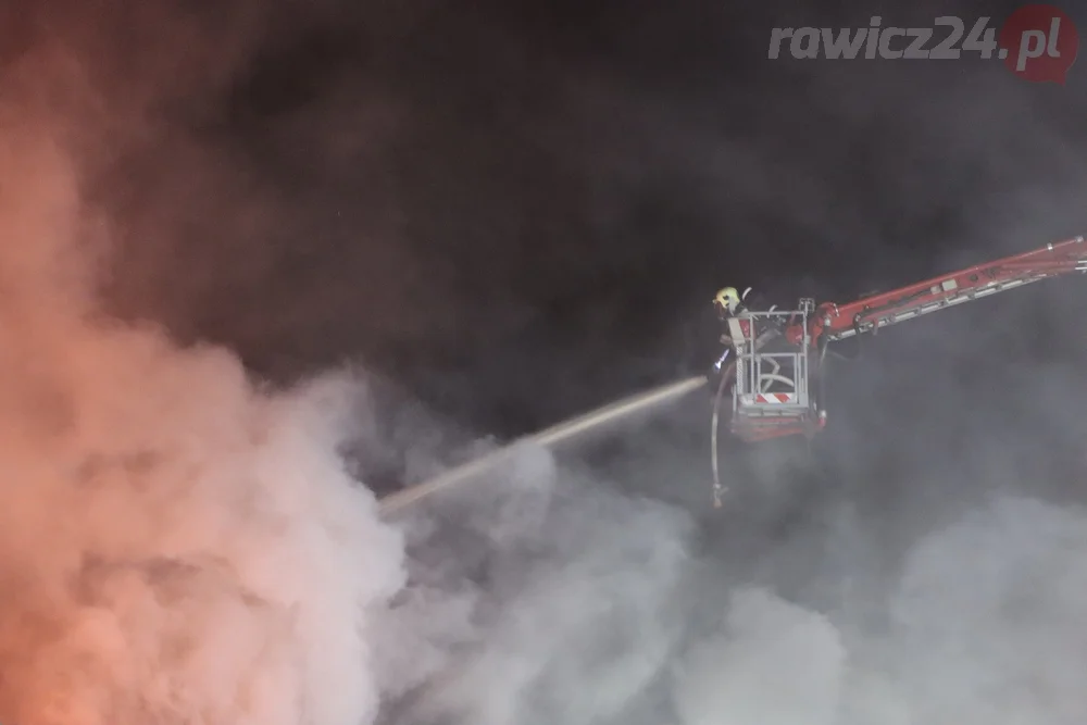 Pożar odpadów na terenie jednej z rawickich firm