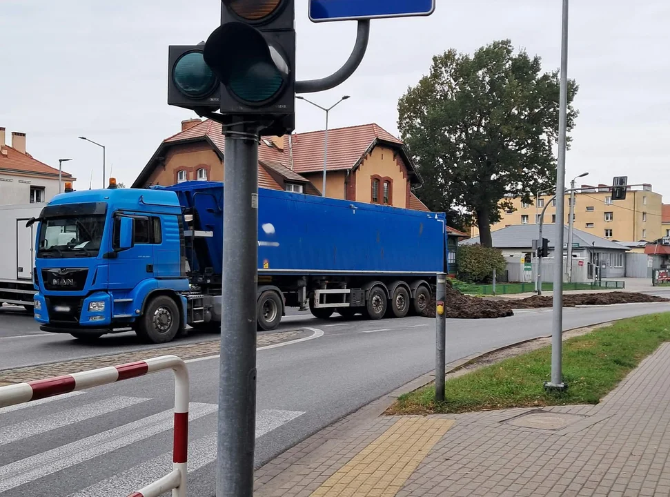 Utrudnienia na DK 12 w Pleszewie. Z ciężarówki wysypał się obornik