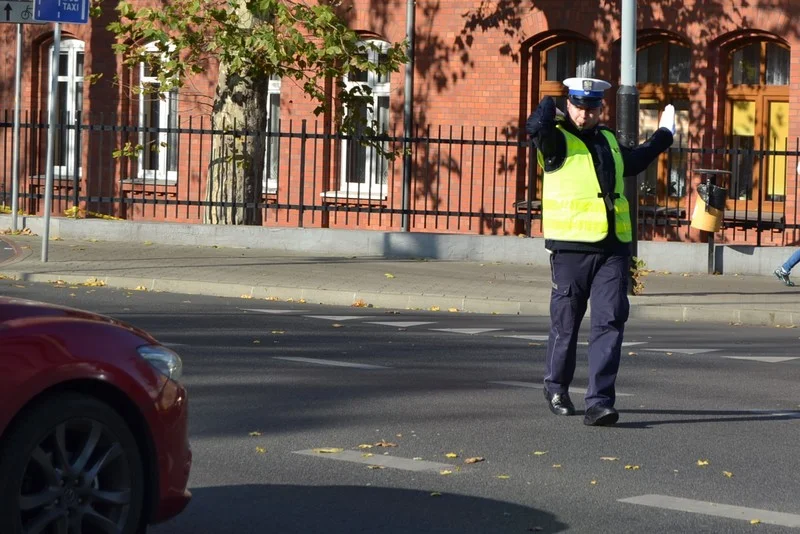 Policjant kieruje ruchem. Jak się zachować?