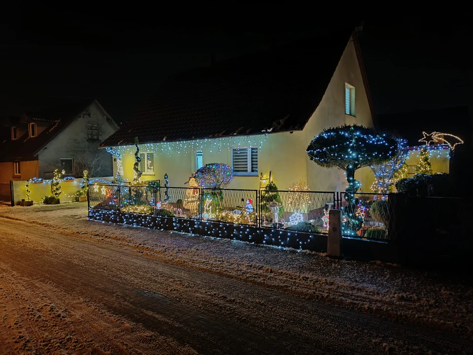 Kobylin. Świątecznie udekorowany dom