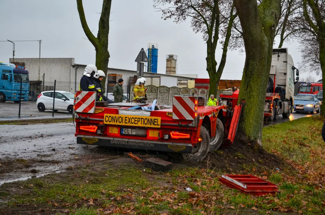 Zdarzenie drogowe na trasie Żerków-Chrzan. Naczepa uderzyła w drzewo