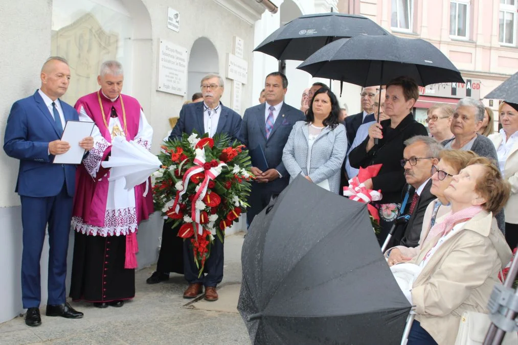 Jarocin. Odsłonięcie tablicy poświęconej kolporterom gazety konspiracyjnej "Dla Ciebie, Polsko" i koncert patriotyczny w JOK-u