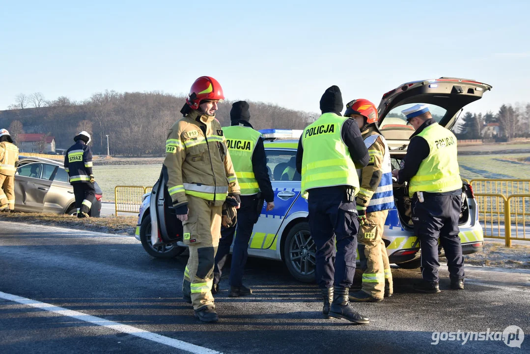 Wypadek na DW434 Gostyń - Poznań. Zderzyły się trzy samochody