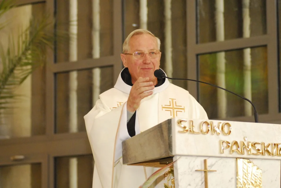 Tablica pamiątkowa dla ojca Sylwina i budowniczych kościoła w parafii św. Antoniego Padewskiego w Jarocinie