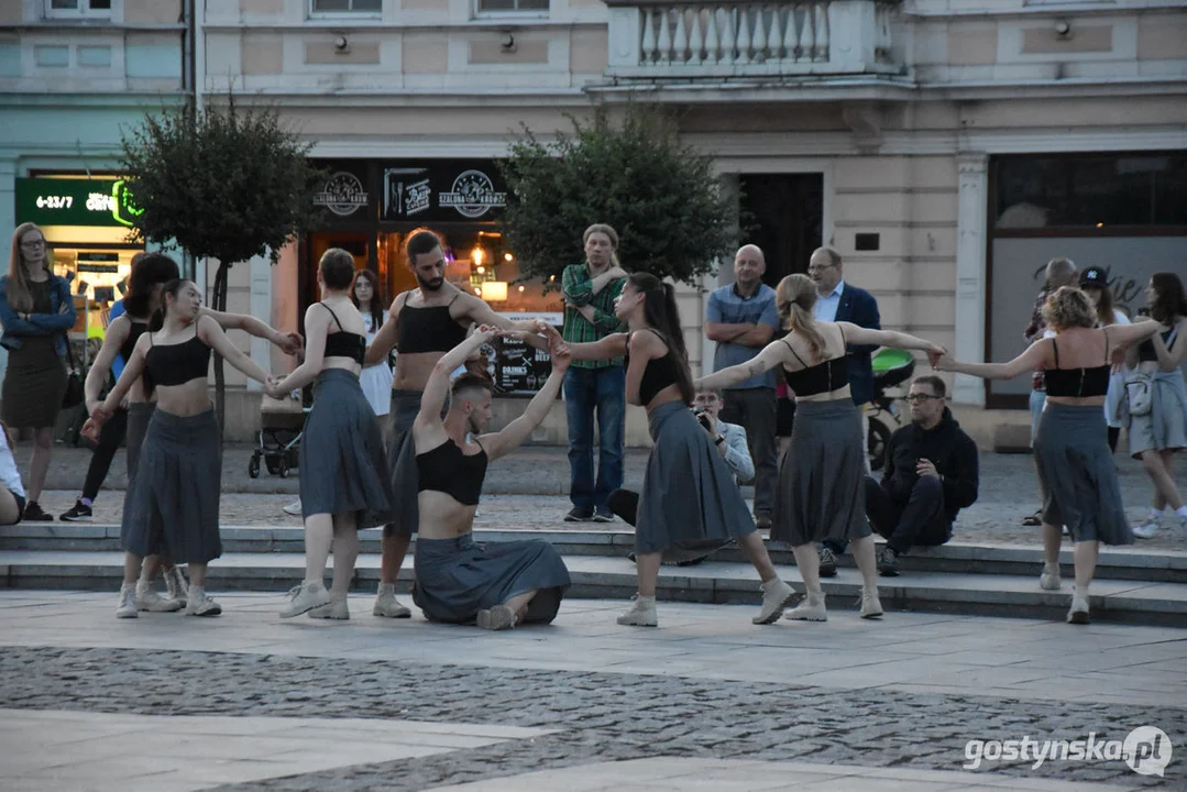 Spektakl teatralny na gostyńskim rynku