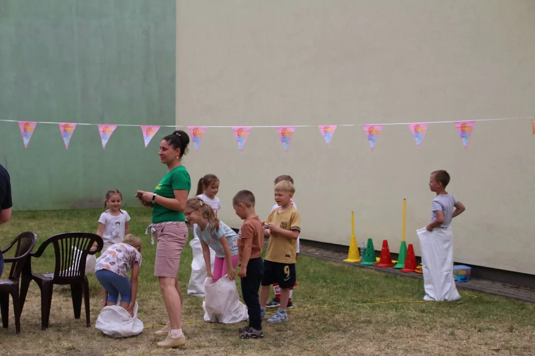 Przedszkolaki integrowały się z seniorami. Festyn na ulicy Zacisznej w Jarocinie