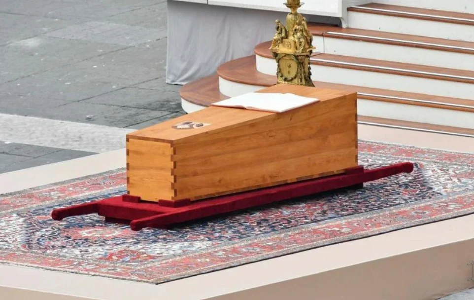 Ostatnie pożegnanie papieża Benedykta. Uroczystości poprowadził jego następca - Franciszek - Zdjęcie główne