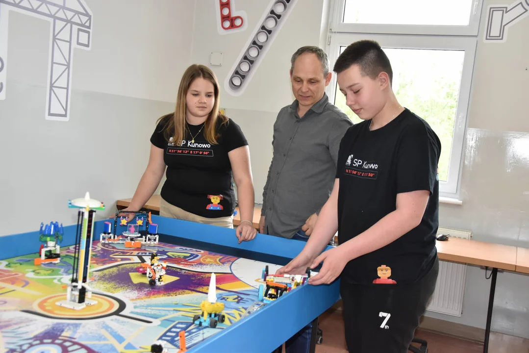 LEGOmaniacy - drużyna ze Szkoły Podstawowej w Kunowie z nagrodami z regionalnego oraz ogólnopolskiego turnieju FIRST LEGO LEAGUE