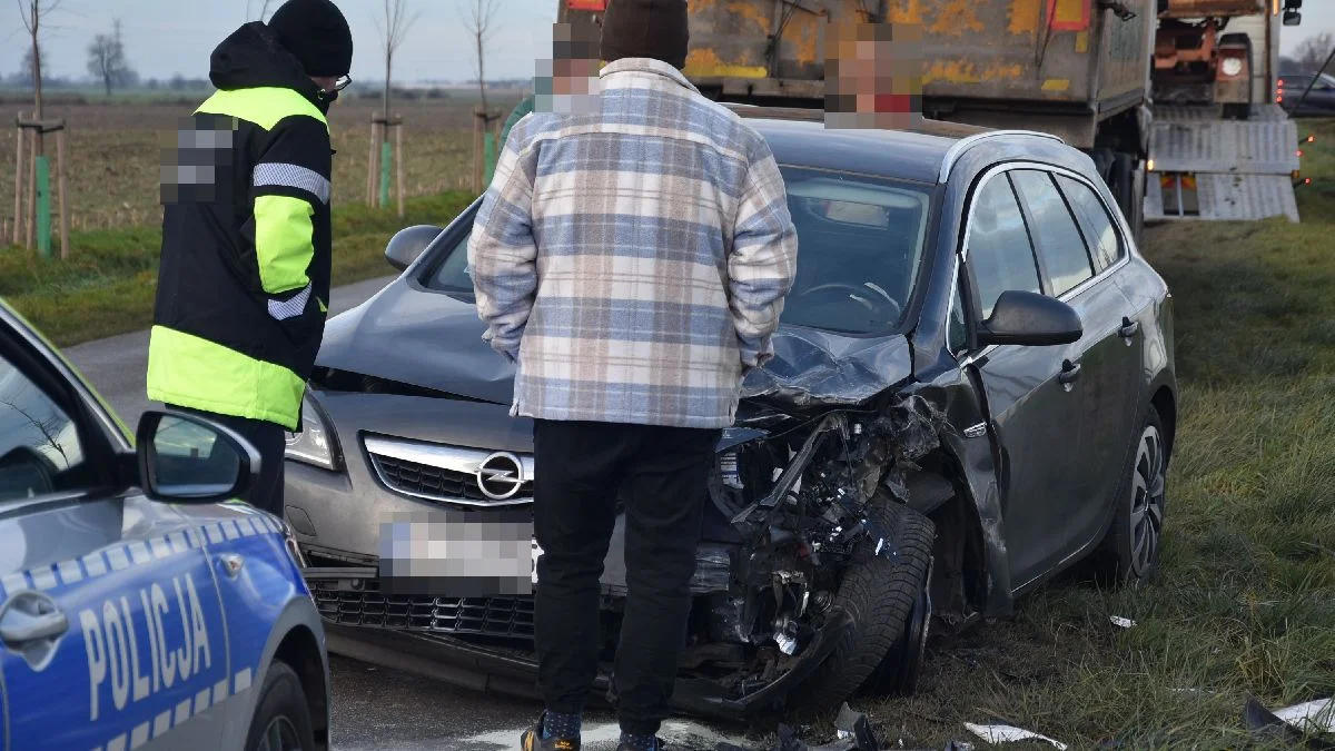 Najpierw uderzył w traktor, później w "wannę". Między Potarzycą a Gębicami zderzyły się trzy pojazdy - Zdjęcie główne