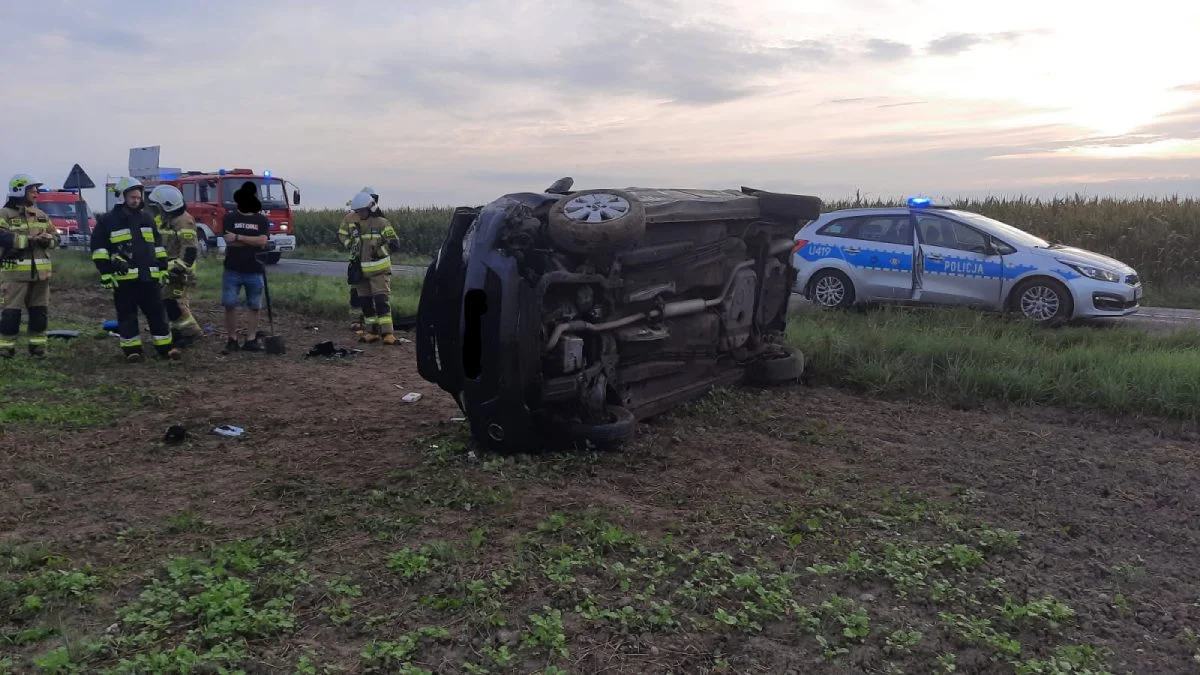 19-latek dachował oplem na trasie Pępowo - Wilkoniczki. Młody kierowca zasnął za kierownicą - Zdjęcie główne