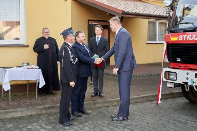 Uroczyste przekazanie samochodu strażackiego dla OSP Nowa Wieś