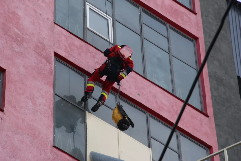 Ćwiczenia z ratownictwa wysokościowego na elewatorze zbożowym w Pleszewie