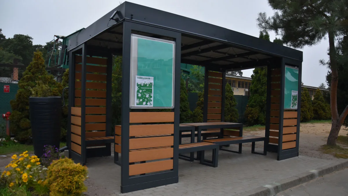 Zadaszona wiata edukacyjna to nowy element małej architektury na boisku w Szkole Podstawowej nr 5 w Gostyniu
