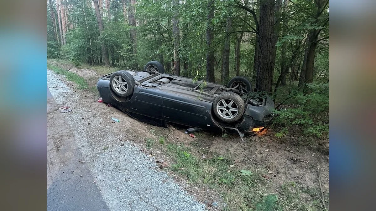 Był pijany i nie miał uprawnień. Mieszkaniec powiatu rawickiego dachował na Dolnym Śląsku - Zdjęcie główne