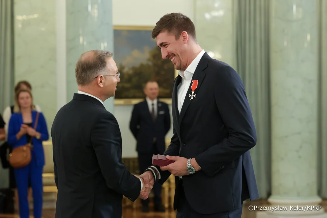 Łukasz Kaczmarek z Krotoszyna odznaczony przez prezydenta Andrzeja Dudę [ZDJĘCIA] - Zdjęcie główne