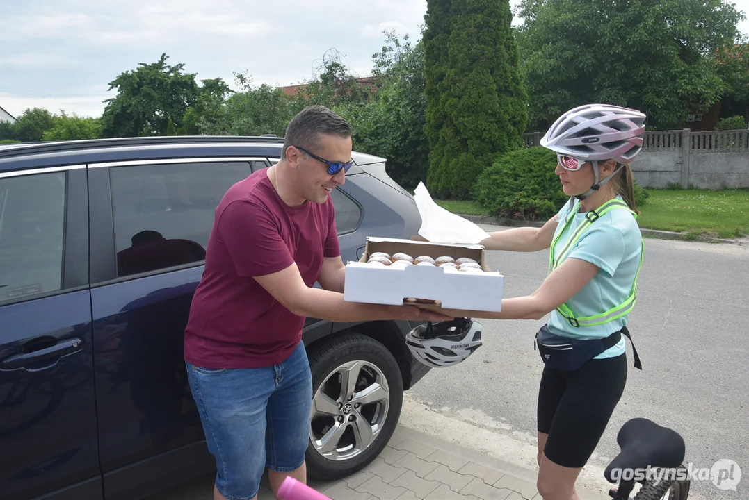 Wyborczy challenge w Piaskach i Pogorzeli. Burmistrz przywiozła wójtowi coś słodkiego