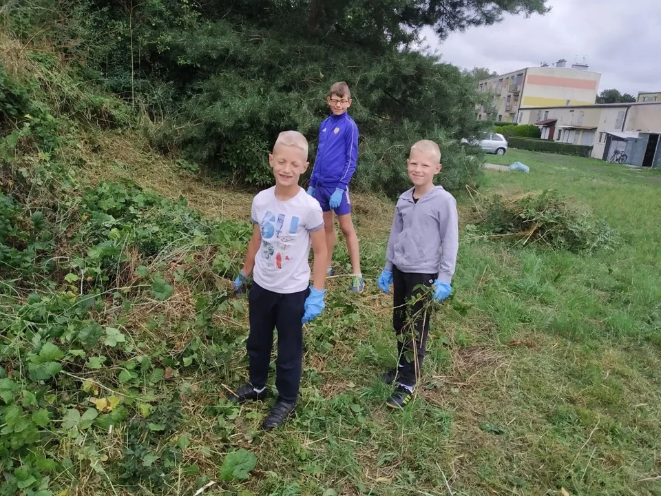 Porządki w Rusku. Najpierw wysprzątali boisko, a potem zagrali mecz