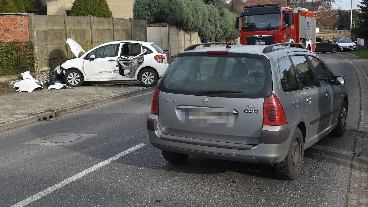 Auta zderzyły się kilkaset metrów od szkoły. "To jest masakra, co się tutaj dzieje po remoncie drogi" - Zdjęcie główne