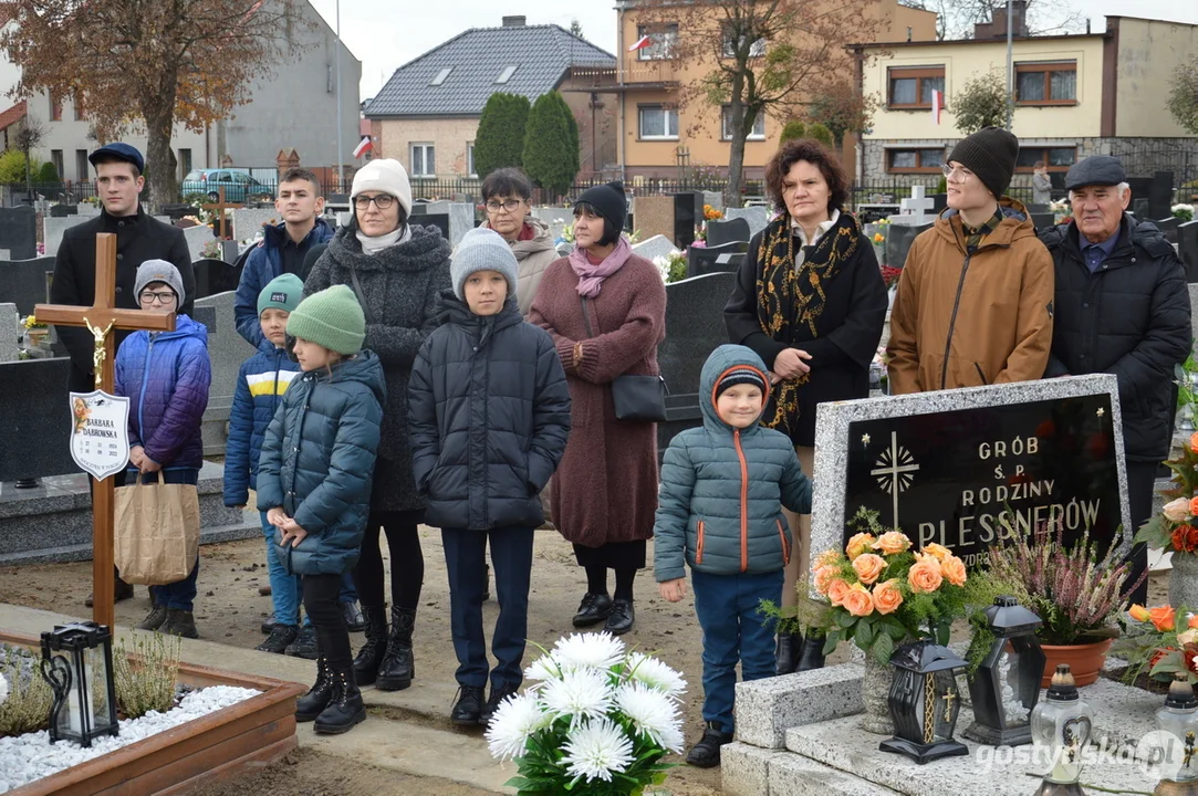 Przemarsz i uroczystości na cmentarzu w dniu 11 listopada w Krobi