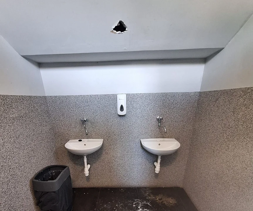 Zdewastowali  toalety na stadionie miejskim w Pleszewie. Nagrał ich monitoring! - Zdjęcie główne