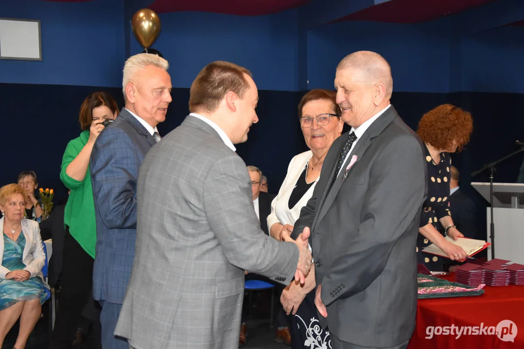 Jubileusze małżeńskie w gminie Gostyń. Blisko 60 par otrzymało pamiątkowe medale